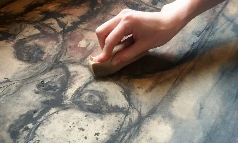 Restaurare un'opera in carta a mano