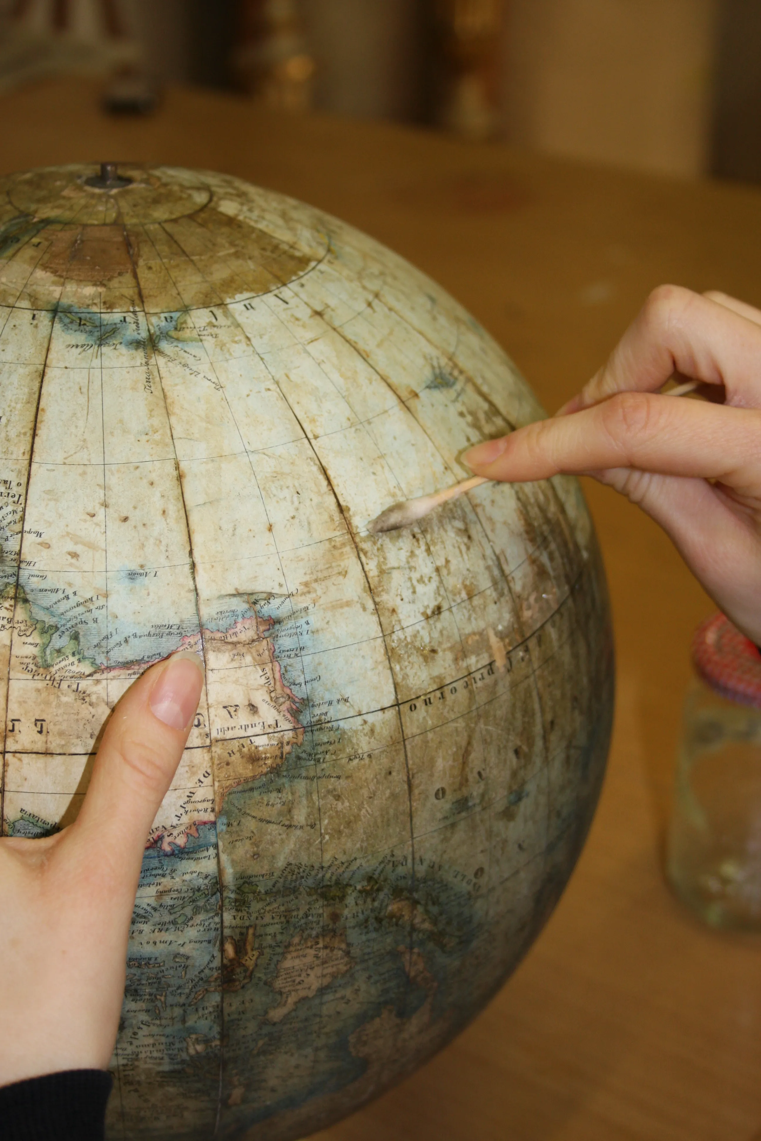 Pulitura globo terrestre