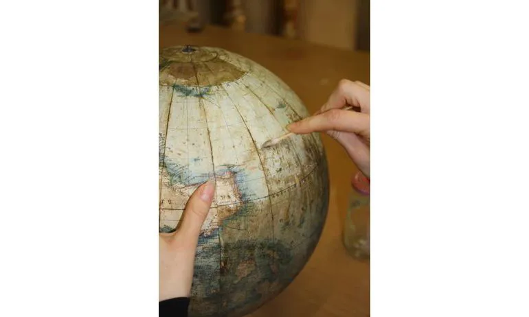 Pulitura globo terrestre