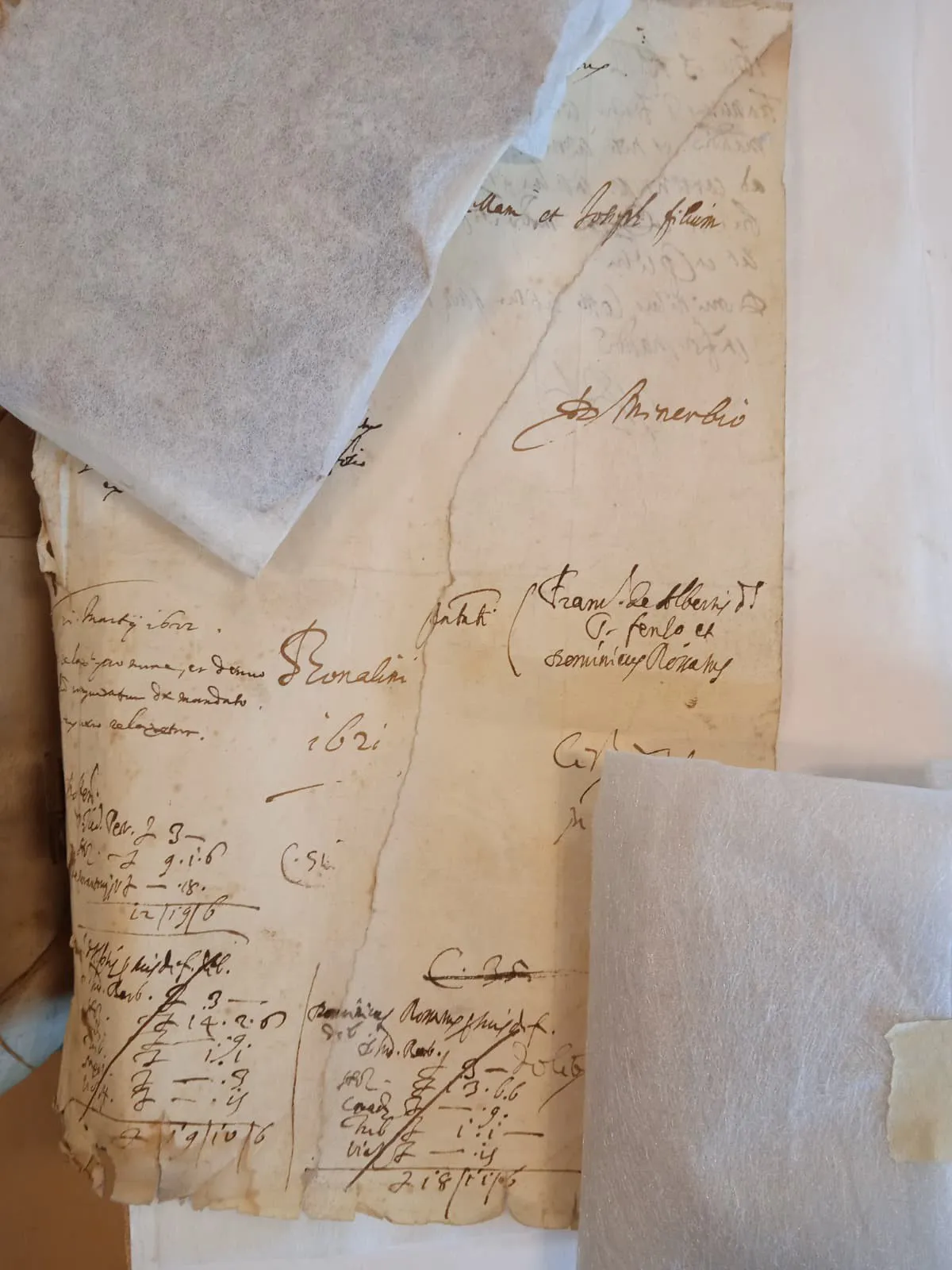 Risarcimento strappo su carta del 1600