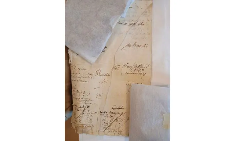 Risarcimento strappo su carta del 1600